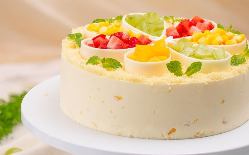 Bánh kem bắp đơn giản nhưng ngọt ngào, là lựa chọn phổ biến cho tiệc sinh nhật hiện đại
