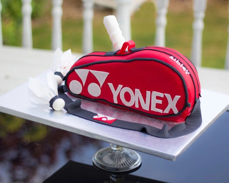 Bánh kem cầu lông tạo hình bao vợt Yonex màu xanh dương độc đáo