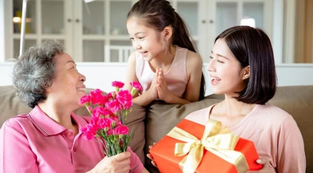 Bánh kem dừa non thanh mát trang trí đẹp mắt cho tiệc sinh nhật bà