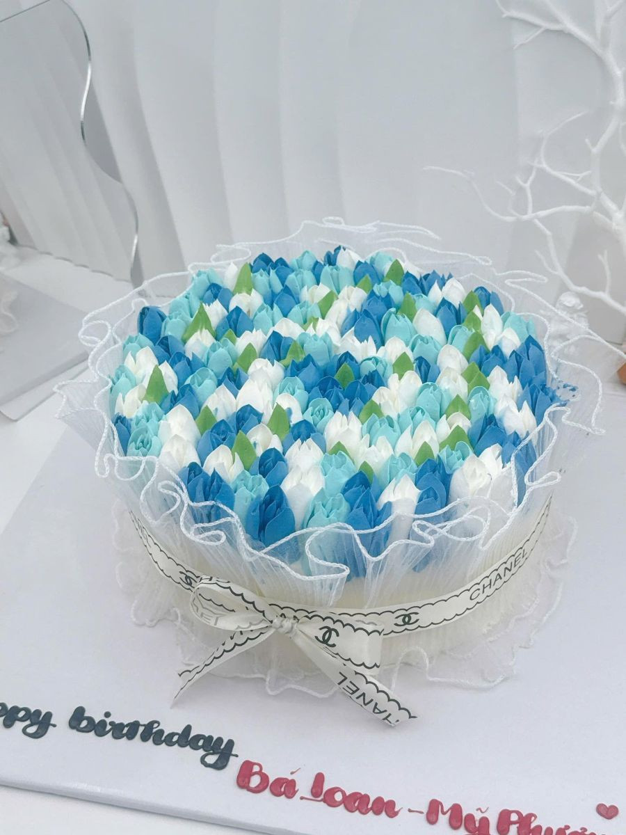 Bánh kem hình hoa tulip xanh pastel thanh khiết, nhẹ nhàng cho ngày đặc biệt