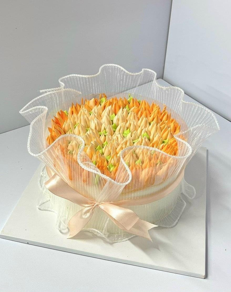 Bánh kem hoa tulip vàng tươi rực rỡ mang đến niềm vui sinh nhật
