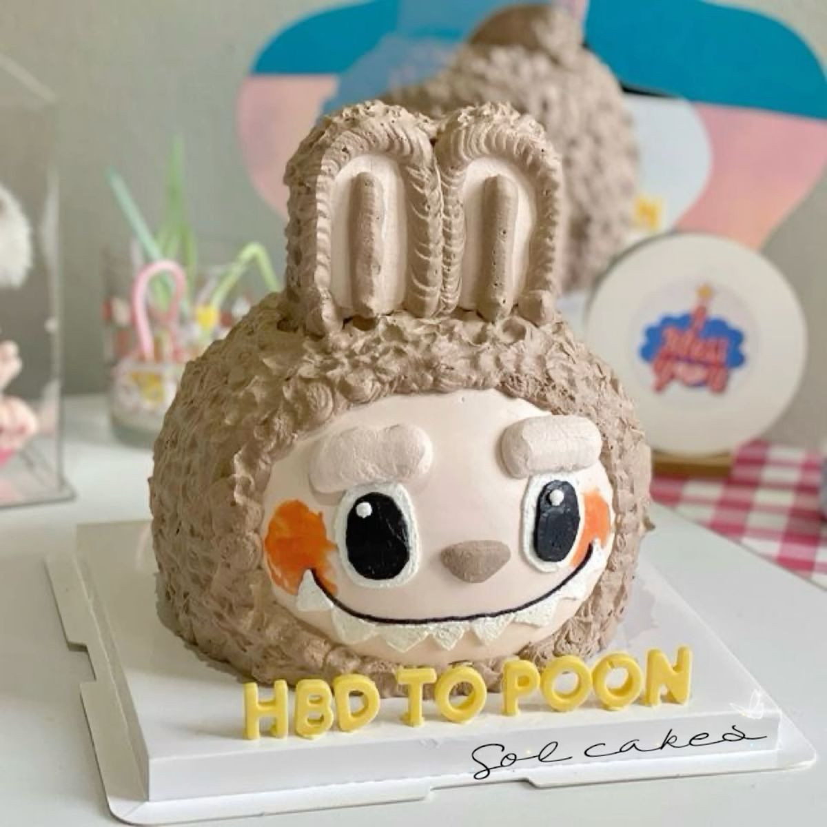 Bánh kem Labubu màu vàng tươi