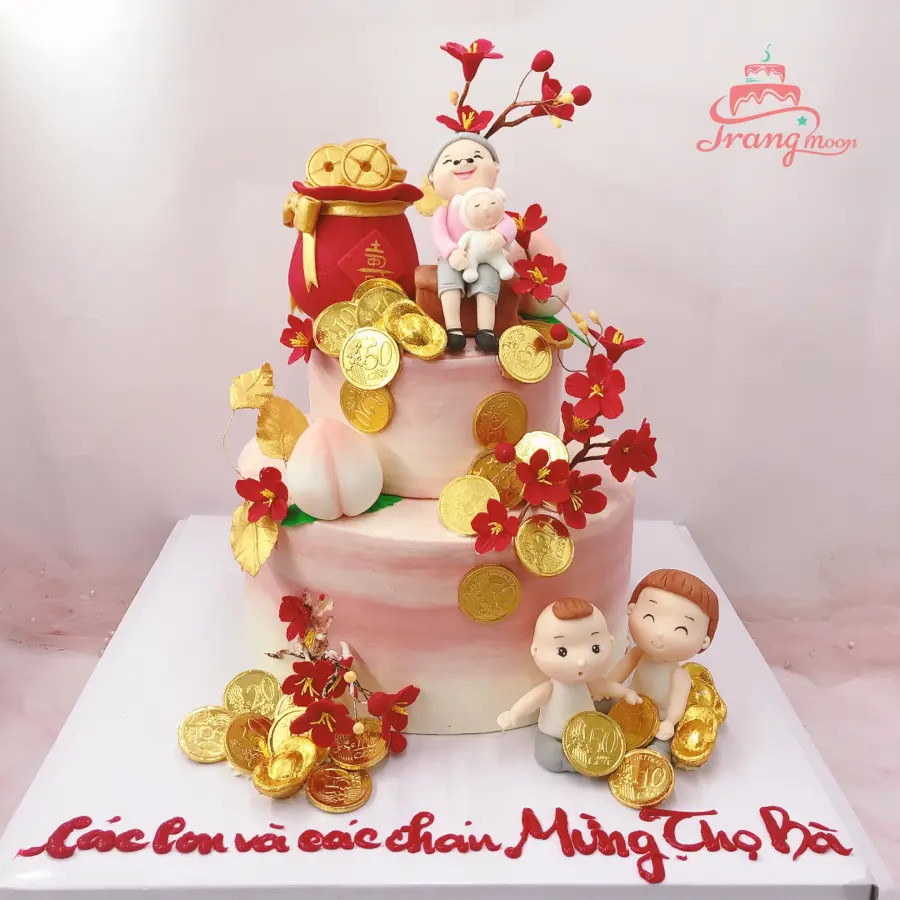 Bánh kem mừng thọ bà 70 tuổi hai tầng với lớp kem bơ mịn màng, trang trí hoa lá tinh xảo, rất phù hợp làm bánh sinh nhật bà.