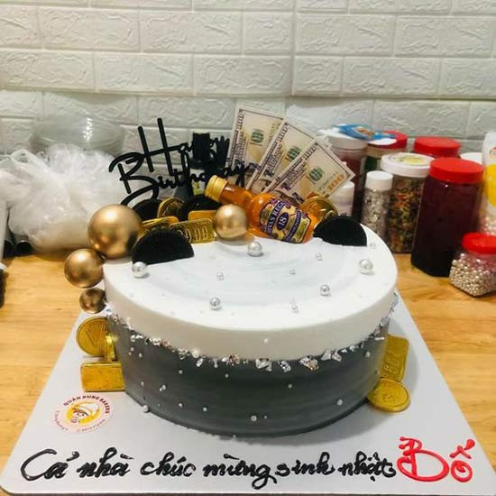 Bánh kem phong cách cổ điển với gam màu vàng và nâu trầm ấm