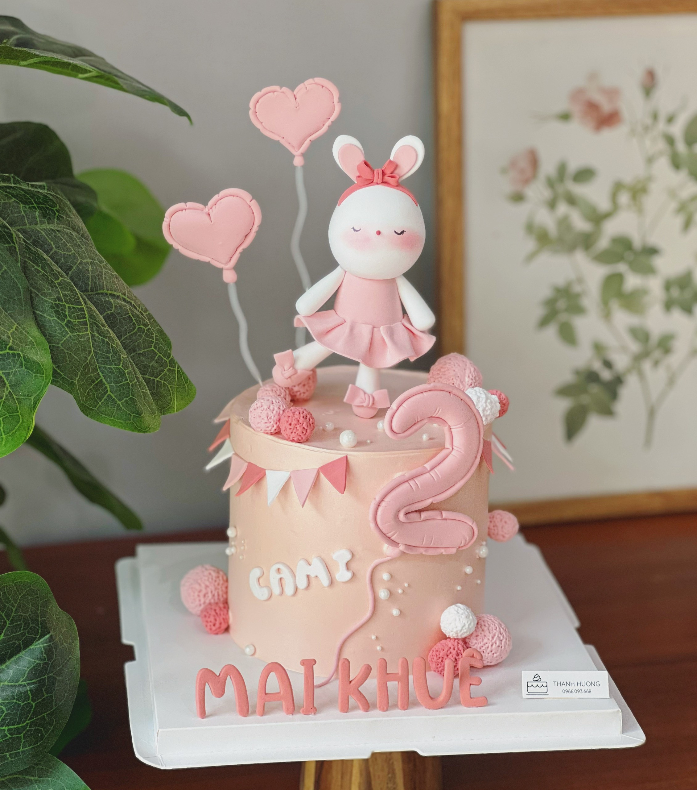 Bánh kem sinh nhật con gái chủ đề kỳ lân huyền ảo, trang trí sừng vàng và bờm màu cầu vồng rực rỡ.