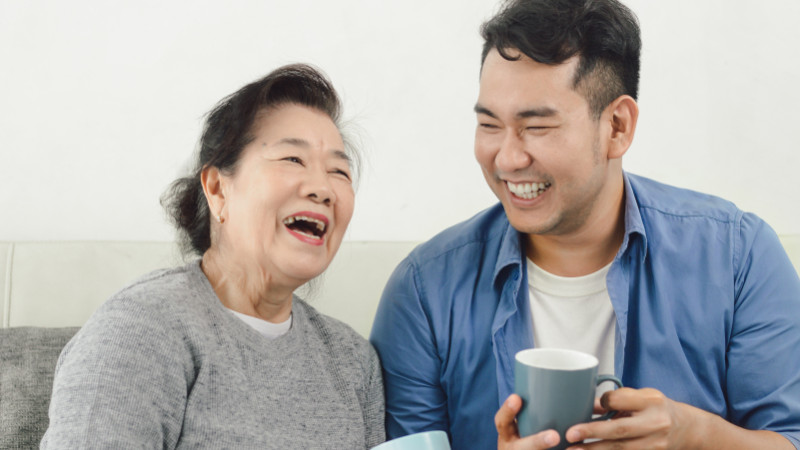 Bánh kem sinh nhật đẹp mắt với hoa quả tươi trang trí