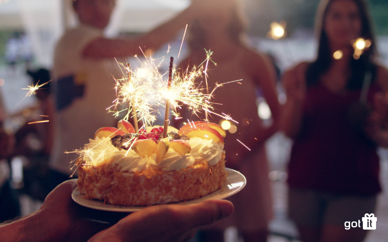 Bánh kem sinh nhật đẹp mắt với nến và hoa tươi