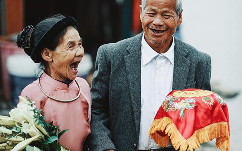 Bánh kem sinh nhật được trang trí đẹp mắt, niềm vui khi 2 bố con chúc mừng sinh nhật vợ