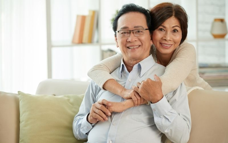 Bánh kem sinh nhật tặng bố mẹ với nến lung linh và lời chúc yêu thương