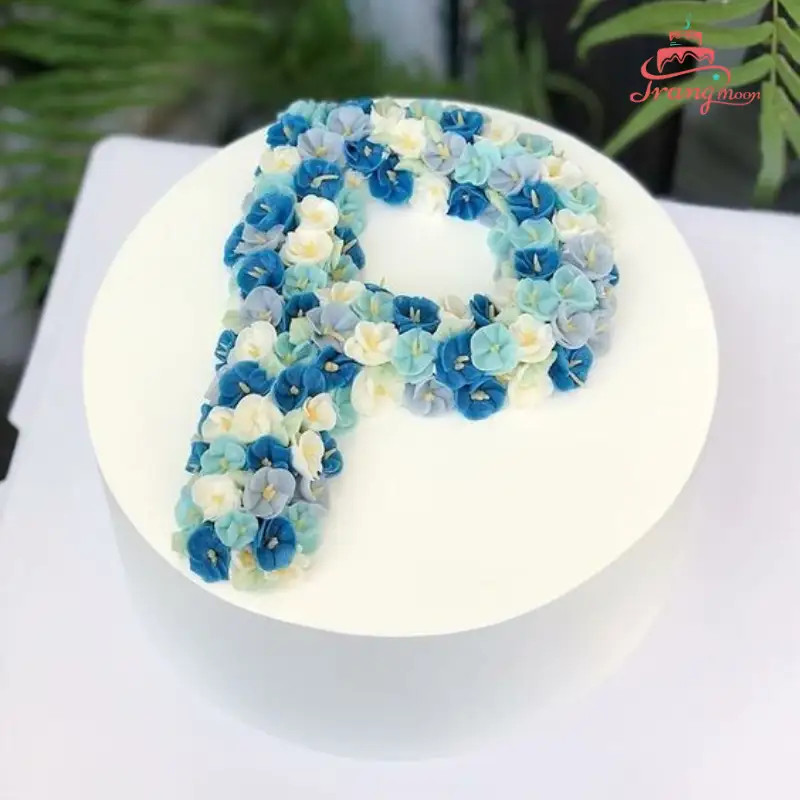 Bánh kem tone trắng đen đơn giản với chữ cái