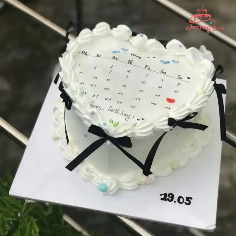 Bánh kem tone trắng đen hình lịch độc đáo