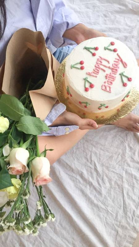 Bánh kem và hoa cho background điện thoại