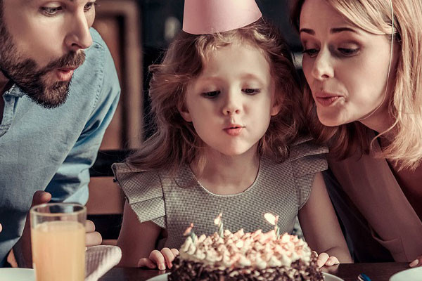 Bánh kem và hoa mừng sinh nhật cháu gái