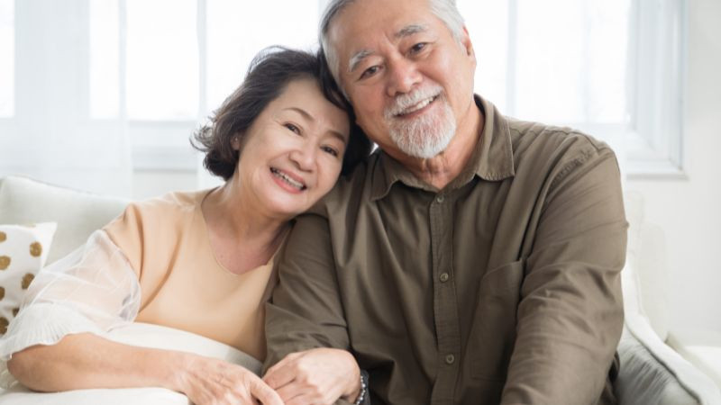 Bánh kem và nến lung linh trong tiệc chúc mừng sinh nhật bác gái, tượng trưng cho niềm vui và kỷ niệm