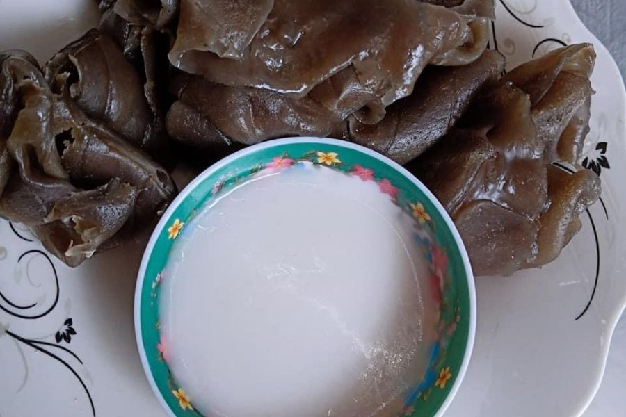 Bánh lá mơ thành phẩm vàng óng cùng nước cốt dừa