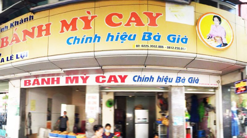 Bánh mì cay Bà Già Lê Lợi, địa điểm lâu đời với hương vị bánh mì và chè dừa dầm thơm ngon.