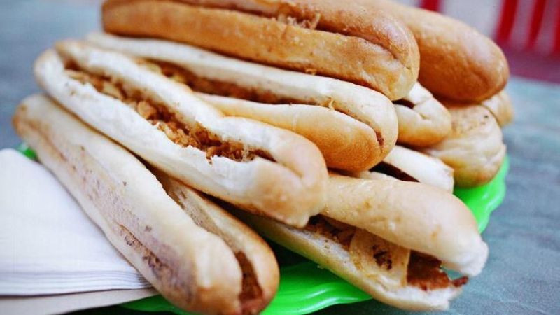 Bánh mì cay Ngõ Đồng Tâm nổi tiếng với pate béo ngậy và sự kết hợp độc đáo cùng sữa bắp.