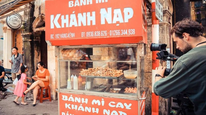 Bánh mì cay Ông Già Khánh Nạp nổi tiếng Hải Phòng với lớp vỏ giòn rụm và pate thơm lừng.