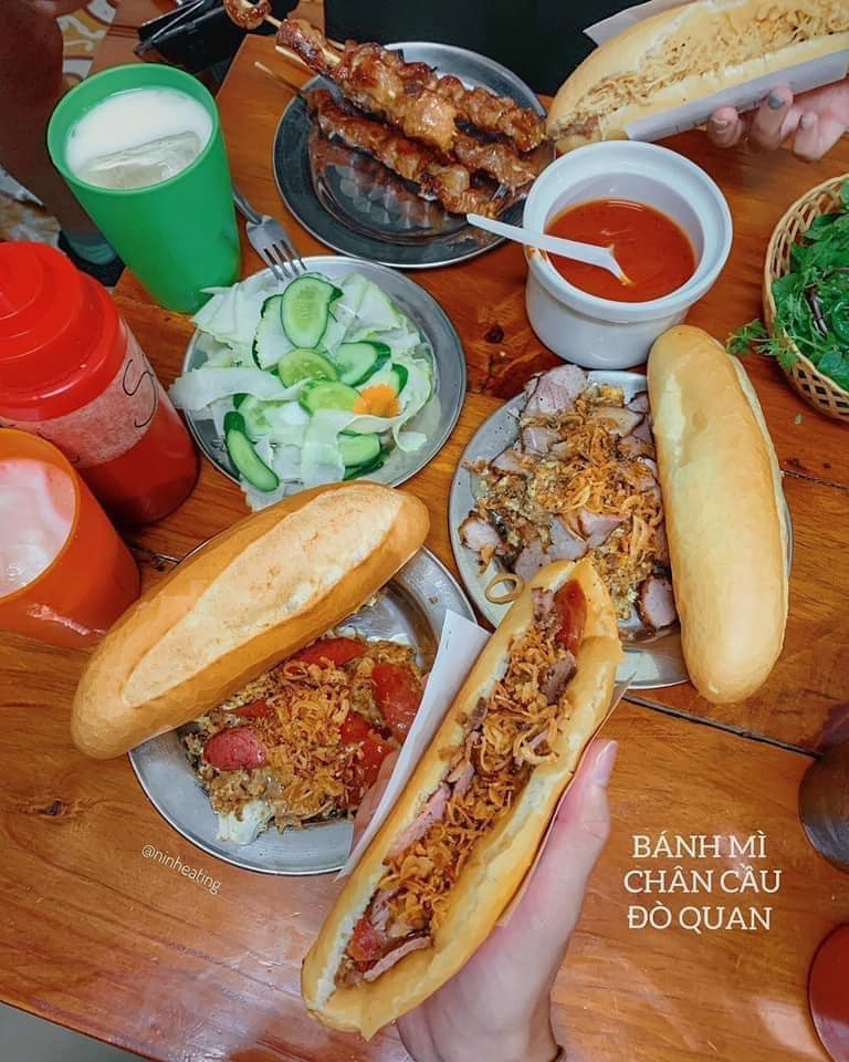 Bánh mì Đò Quan Nam Định với nhân đầy đặn pate và các loại topping