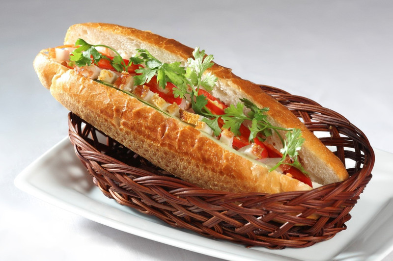 Bánh mì heo quay dinh dưỡng phong phú với thịt và rau