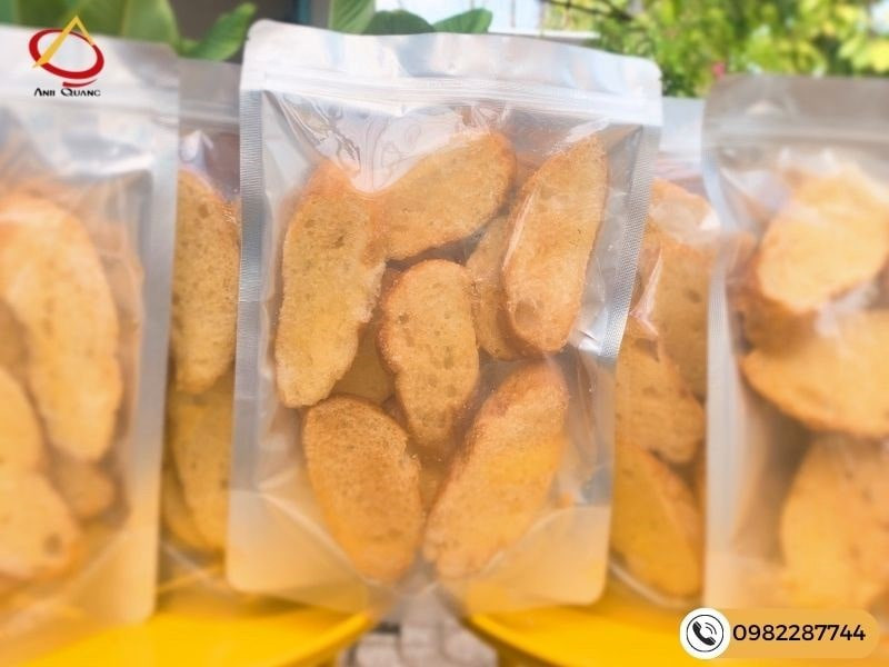 Bánh mì nướng bơ đường được bảo quản cẩn thận trong hộp kín để giữ độ giòn và hương vị