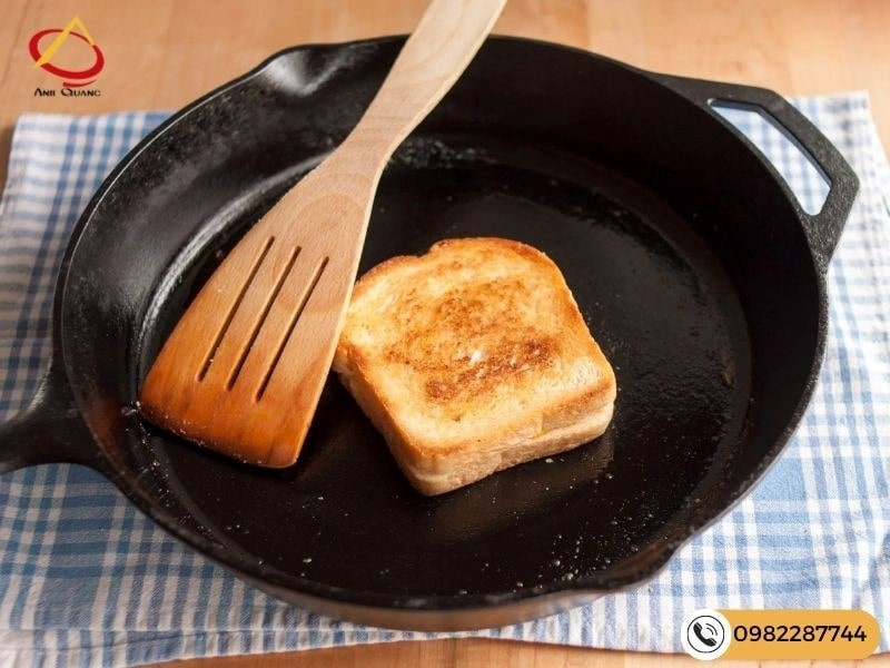 Bánh mì nướng bơ đường vàng ươm đang được áp chảo trên bếp, phương pháp tiện lợi tại nhà