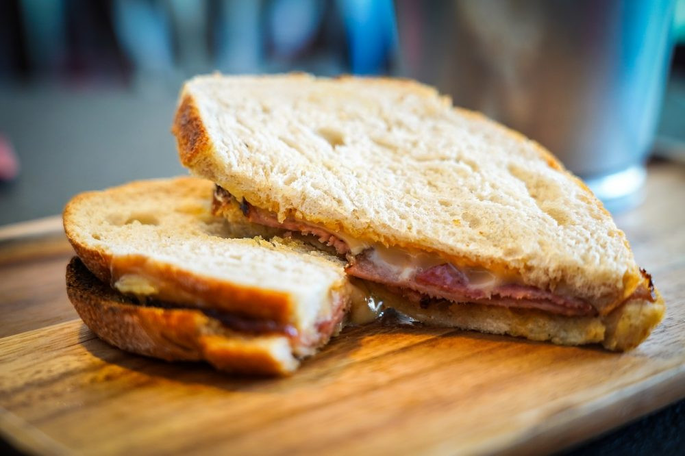 Bánh mì sandwich nhân thịt hấp dẫn