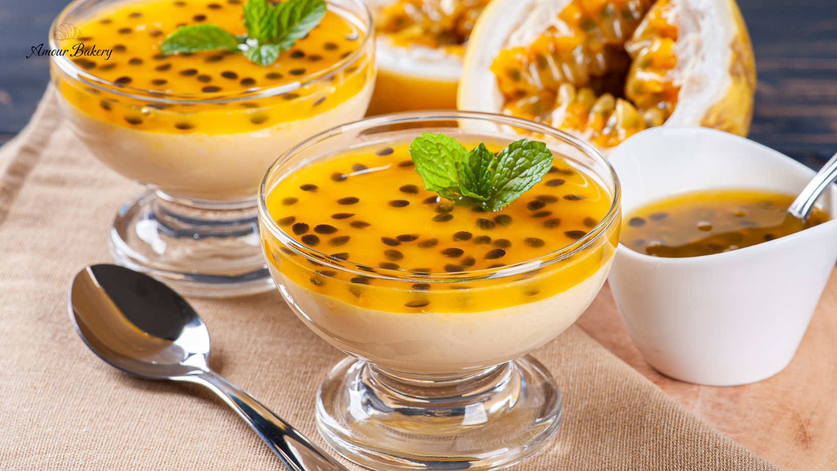Bánh mousse chanh dây mát lạnh với lớp kem mịn và sốt chanh leo