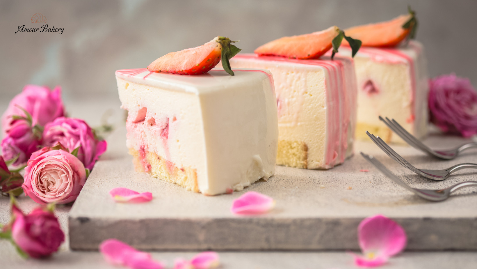 Bánh mousse dâu tây với màu hồng nhẹ nhàng và trái dâu trang trí