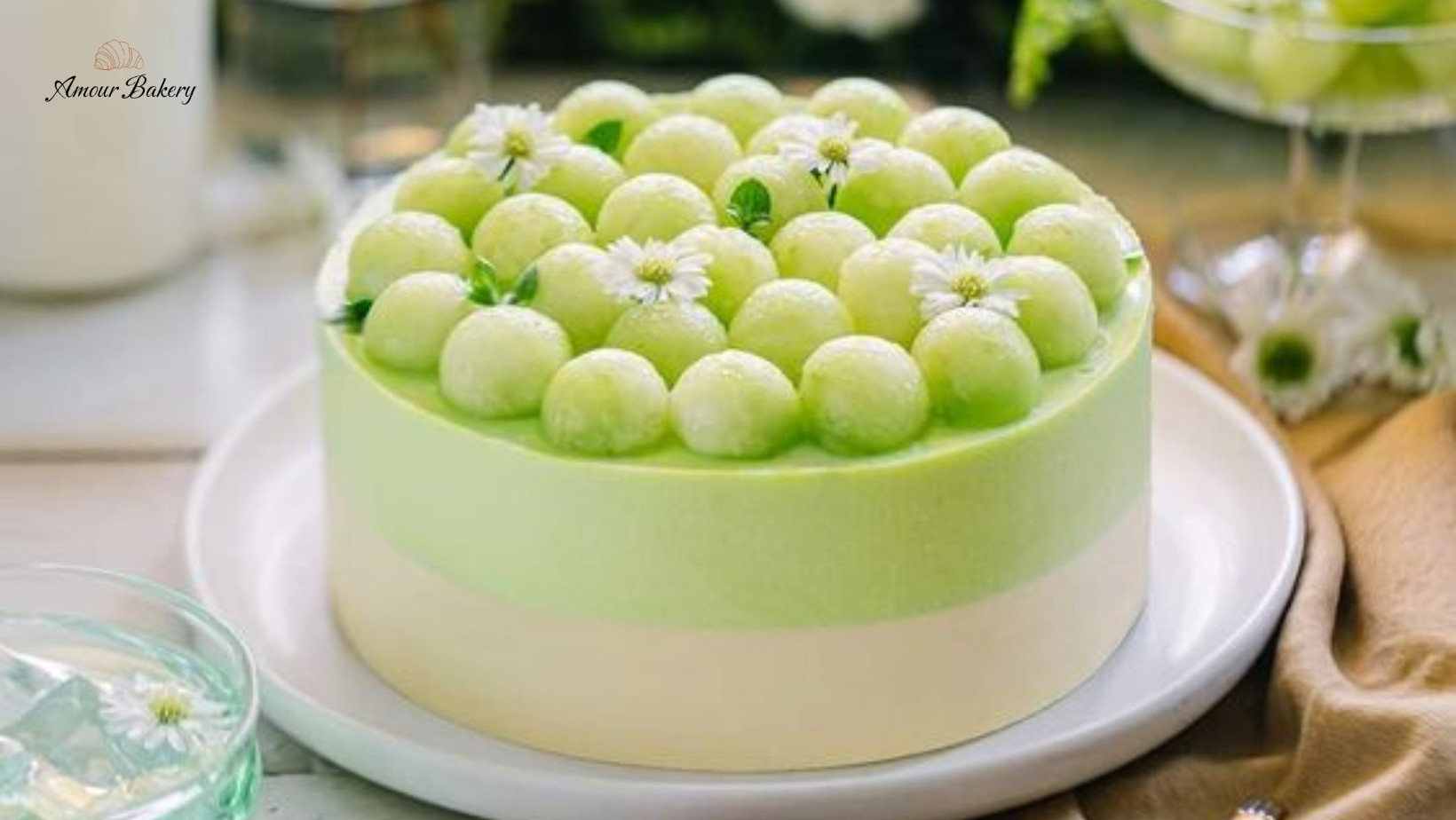 Bánh mousse dưa lưới xanh mát, điểm xuyết những miếng dưa tươi