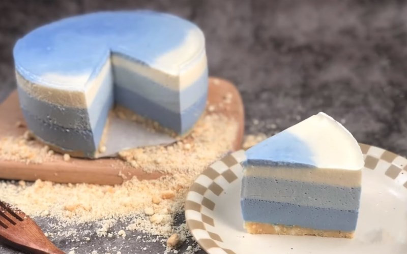Bánh mousse hoa đậu biếc màu xanh dương nhẹ nhàng, kết hợp đậu hũ