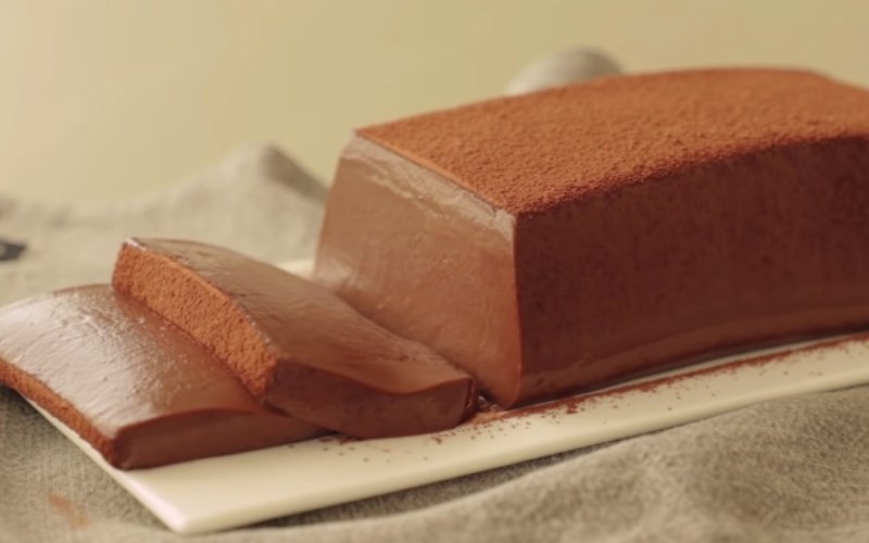Bánh mousse socola trang trí đẹp mắt, với lớp kem béo ngậy