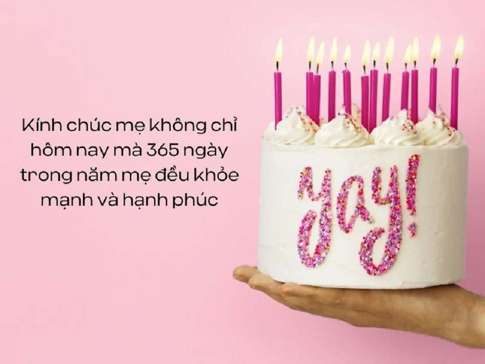 Bánh ngọt và hoa tươi gửi gắm lời chúc sinh nhật mẹ ngọt ngào