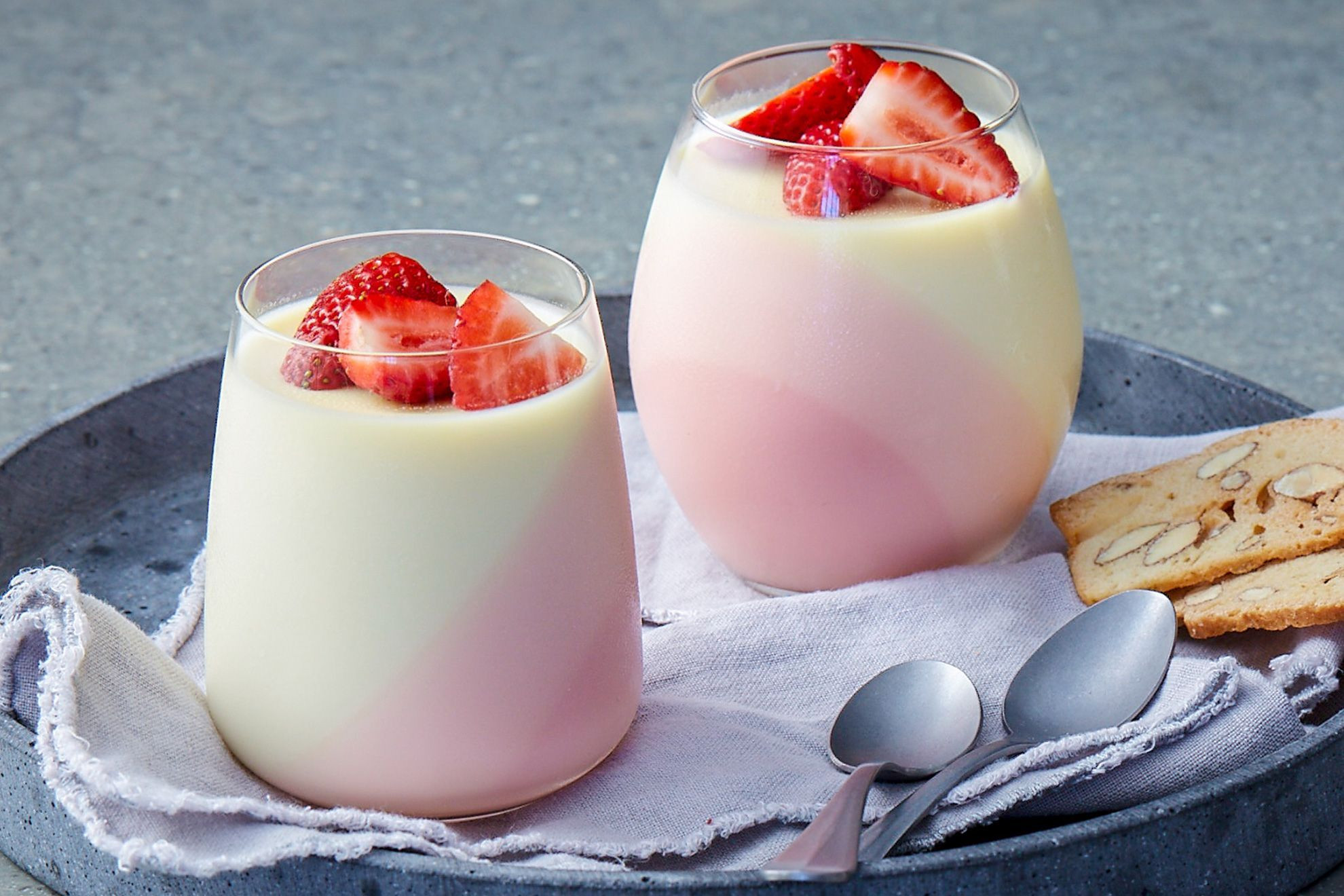 Bánh panna cotta có vị gì khi kết hợp cùng trái cây tươi.