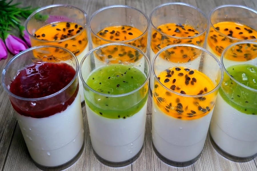 Bánh panna cotta truyền thống mềm mịn trang trí với quả mọng, giúp hiểu bánh panna cotta là gì