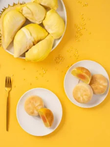 bánh pía đậu xanh sầu riêng trứng muối đã nướng xong