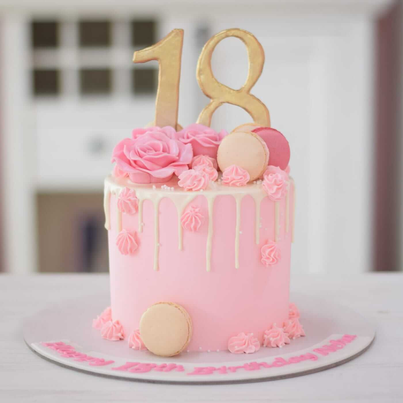 Bánh sinh nhật 18 tuổi với thiết kế độc đáo, biểu tượng của sự trưởng thành và những ước mơ mới.