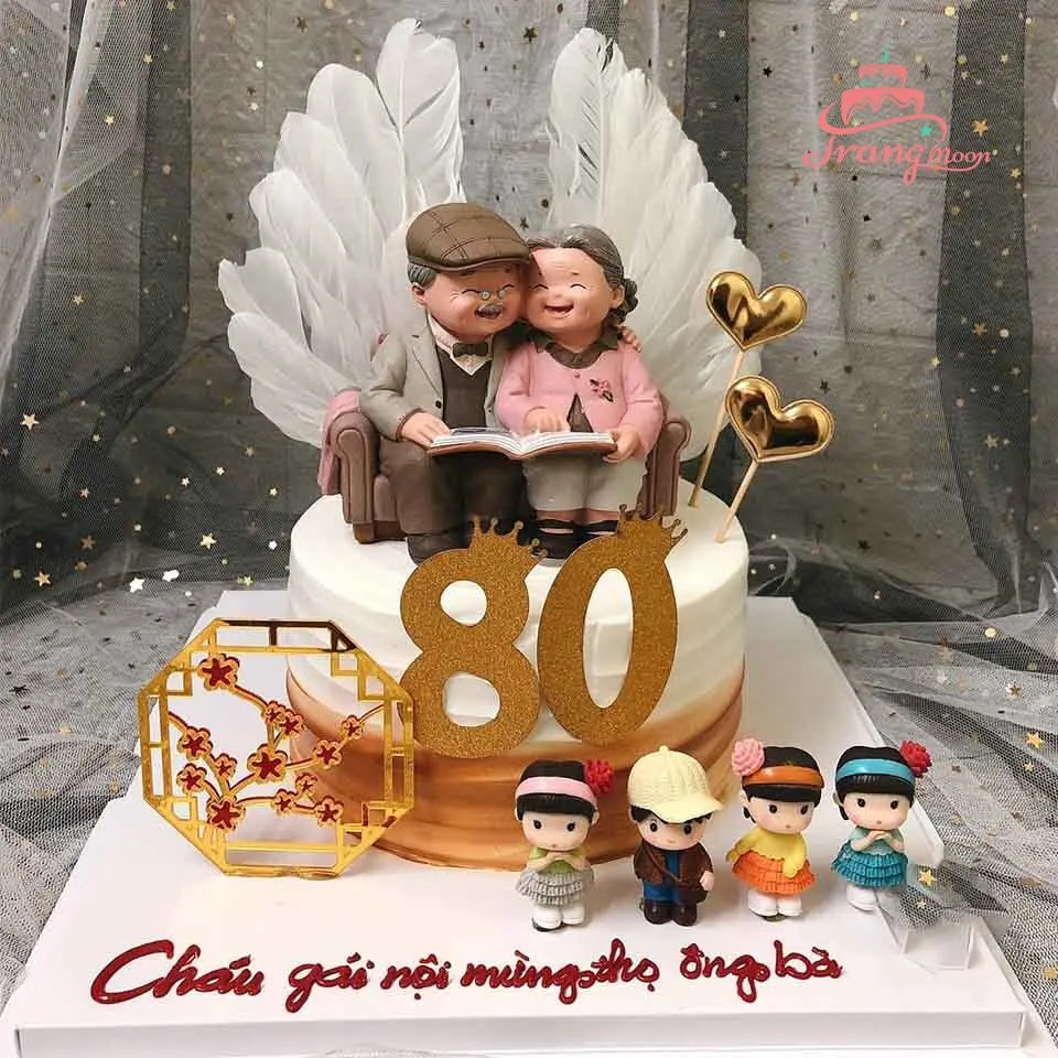 Bánh sinh nhật bà nội với các họa tiết trang trí tinh xảo và màu sắc ấm áp