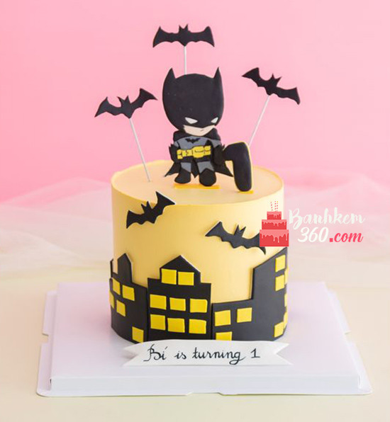 Bánh sinh nhật Batman với logo dơi đen vàng huyền bí