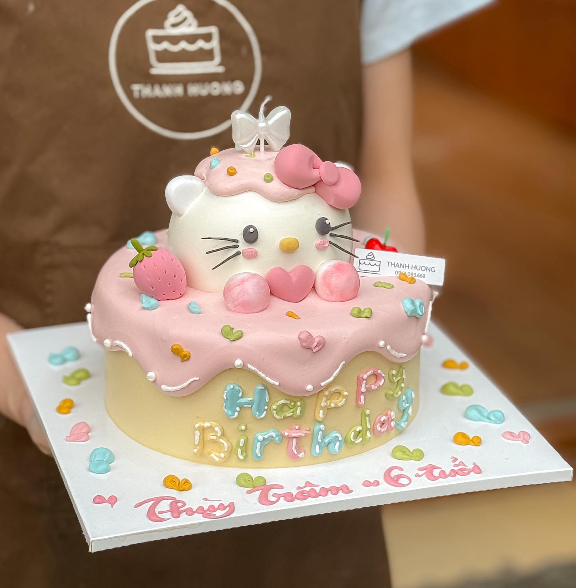 Bánh sinh nhật bé gái chủ đề công chúa với trang trí lộng lẫy và tông màu hồng pastel