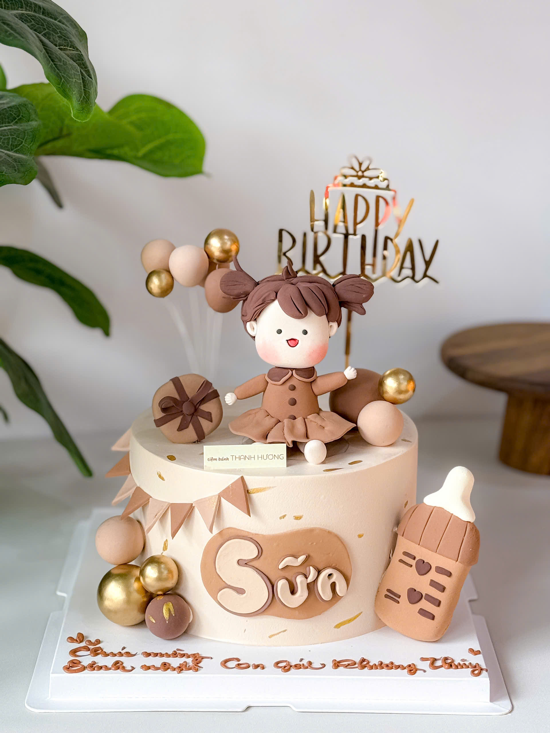 Bánh sinh nhật bé gái trang trí đơn giản với phụ kiện topper và nến