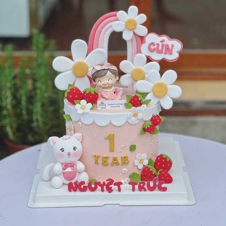 Bánh sinh nhật bé gái với hình ảnh động vật dễ thương và trang trí thiên nhiên