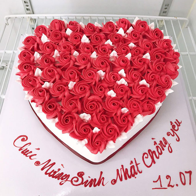 Bánh sinh nhật cho chồng đẹp trang trí hoa hồng kem tươi lãng mạn
