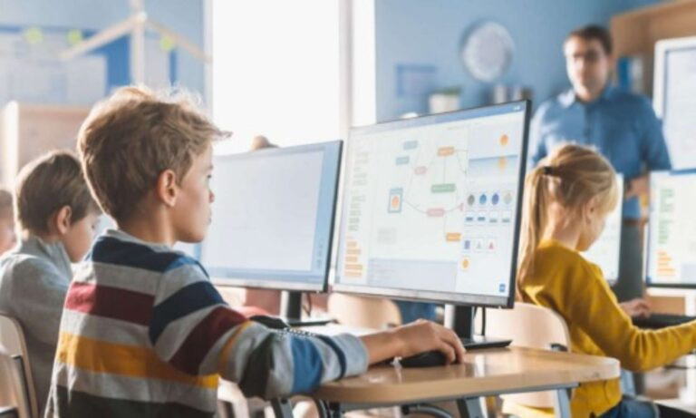 Bánh sinh nhật cho con trai 15 tuổi biểu trưng cho tri thức, khuyến khích học hỏi và khám phá đam mê