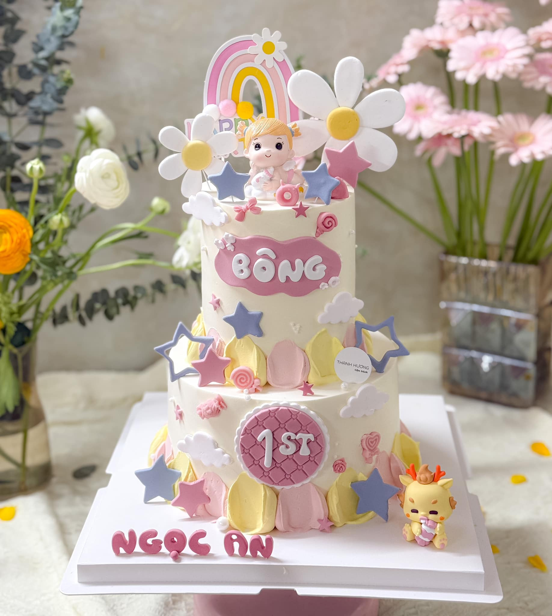 Bánh sinh nhật con gái hình vũ công ballet duyên dáng, tông màu hồng trắng nhẹ nhàng.