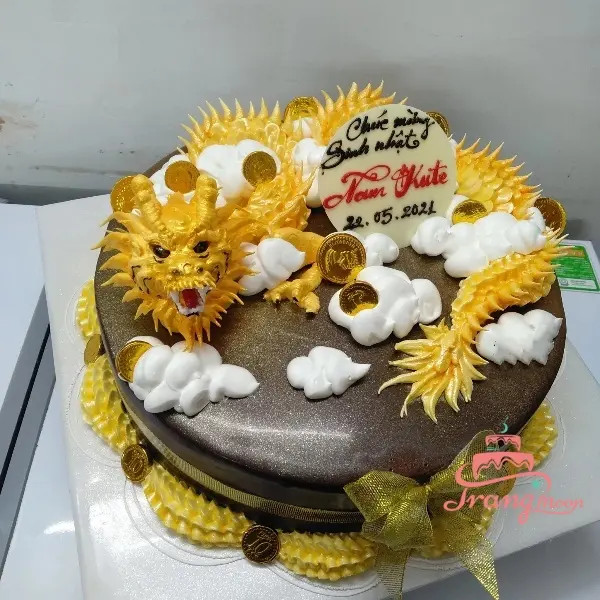 Bánh sinh nhật con rồng làm từ socola với lớp phủ mịn màng cho người tuổi Thìn