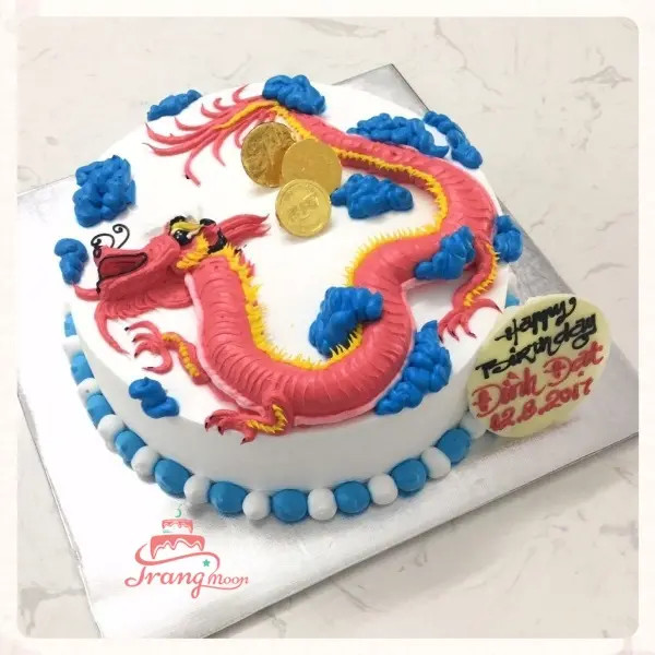 Bánh sinh nhật con rồng màu đỏ vàng truyền thống tượng trưng cho may mắn