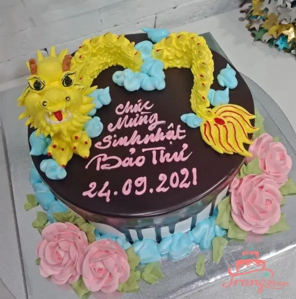 Bánh sinh nhật con rồng socola vàng hình rồng dễ thương cho bé gái