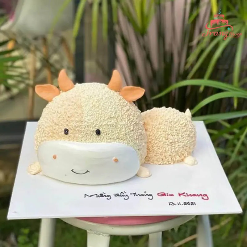 Bánh sinh nhật con trâu hồng dễ thương cho bé gái
