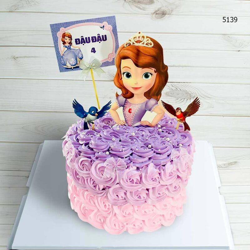 Bánh sinh nhật công chúa với váy hoa hồng rực rỡ, lý tưởng cho bé gái 7 tuổi
